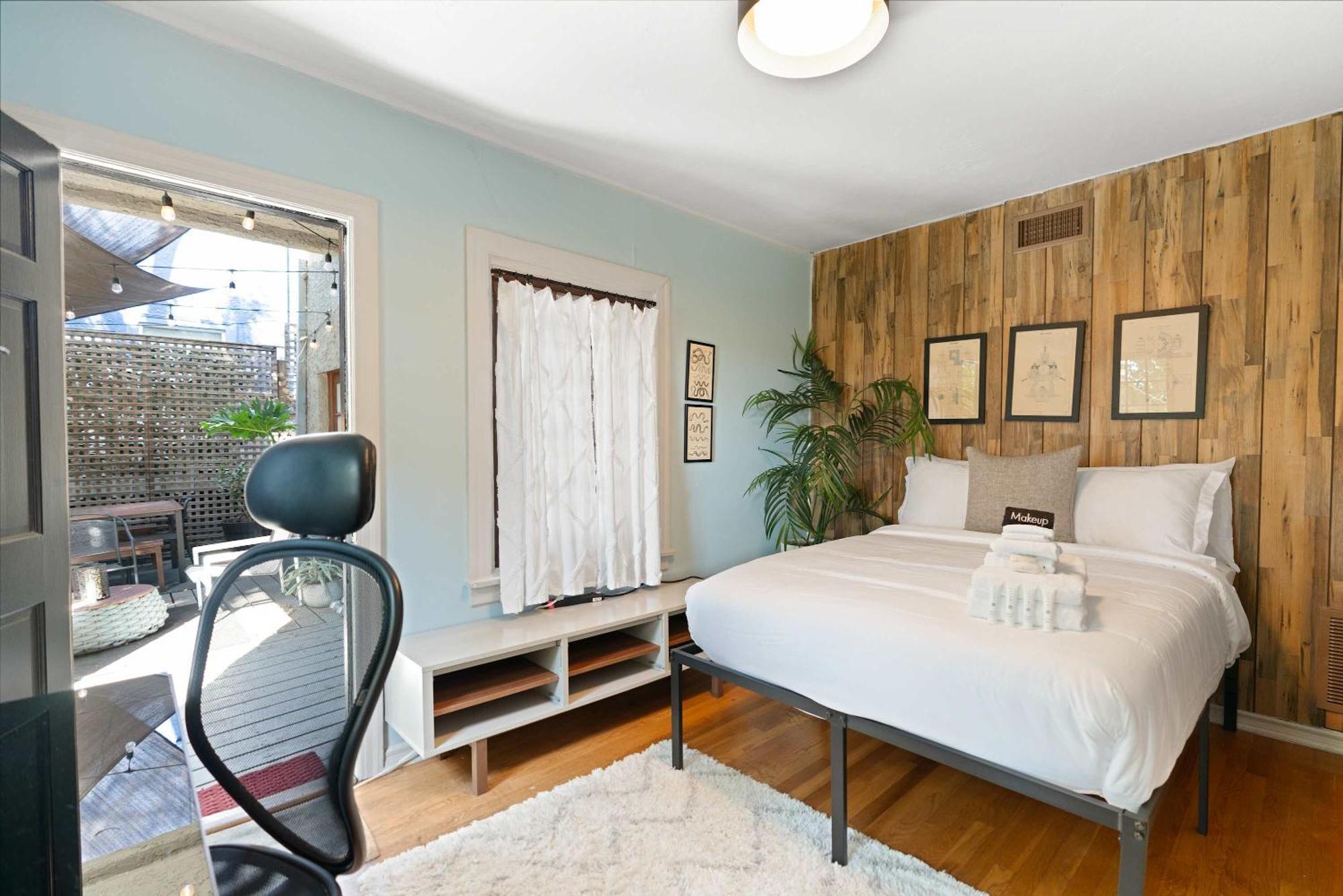 New Listing Maltman Manor - Silver Hideaway Los Angeles